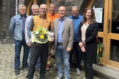 Oberbürgermeister Dirk Meid und Museumsleitung Alina Wilbert-Rosenbaum gratulieren Dirk Klindworth, dem 450.000. Besucher des Eifelmuseums.