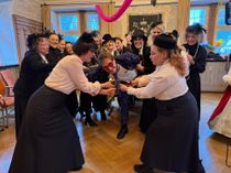 Möhnen hindern Roman Bastgen an der Flucht und schneiden die Krawatte ab…