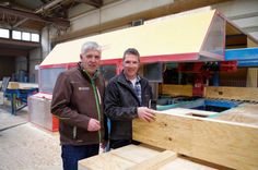 Zum Handwerk gehört Genauigkeit. Bei der Herstellung der Fertigteile für Holzgebäude prüfen Reinhard Adams (l.) und Christoph Gilles, ob die Maße exakt sind. Foto: Mager