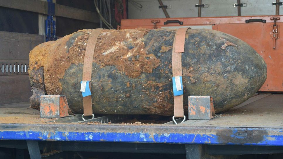 Im Bereich des Euskirchener Bahnhofs ist heute morgen eine amerikanische Fliegerbombe gefunden worden, die noch entschärft werden muss. Das Foto zeigt eine ähnliche Bombe, die im Juni 2019 in Euskirchen entschärft wurde. Symbolfoto: Scholl