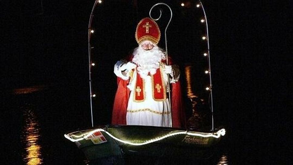 Der Besuch des Nikolaus, der mit dem Boot über den Eiserbachsee schippert, ist ein Highlight des Rurberger Weihnachtsmarktes.