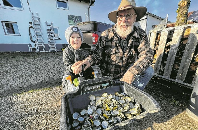 Der vierjährige Tom Winkler liefert mit seinem Traktor wieder eine Fuhre mit Kronkorken bei Karl-Heinz »Les« Domalewski in Schöneseiffen ab.