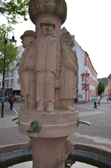 Heuschreckbrunnen mit Selbstportrait rechts unten