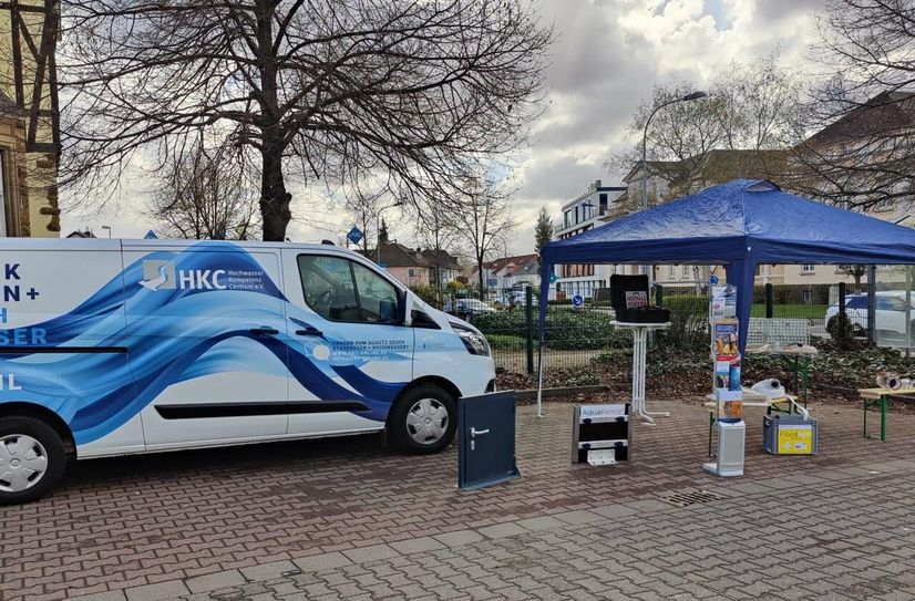 Am Starkregen- und Hochwasserinfomobil gibt es Beratung und eine mobile Ausstellung dazu, wie man Gebäude bei Starkregen oder Hochwasser schützen kann.