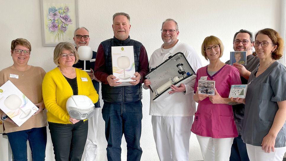 Herr Prüm, der 1. Vorsitzende des Vereins (4. von rechts), und Herr Prof. Weber (5. von rechts) überreichten die Produkte voller Freude an die Pflegedirektorin Frau Baranowsky (2. von links) und Mitglieder des Pflege- und Therapeuten-Teams.