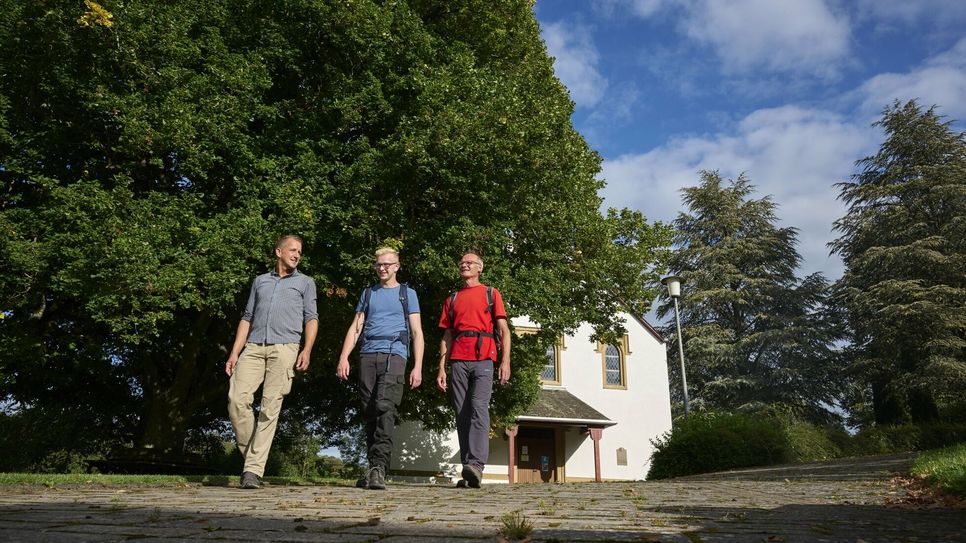 Wanderer bei der Kirche in Niederhosenbach.