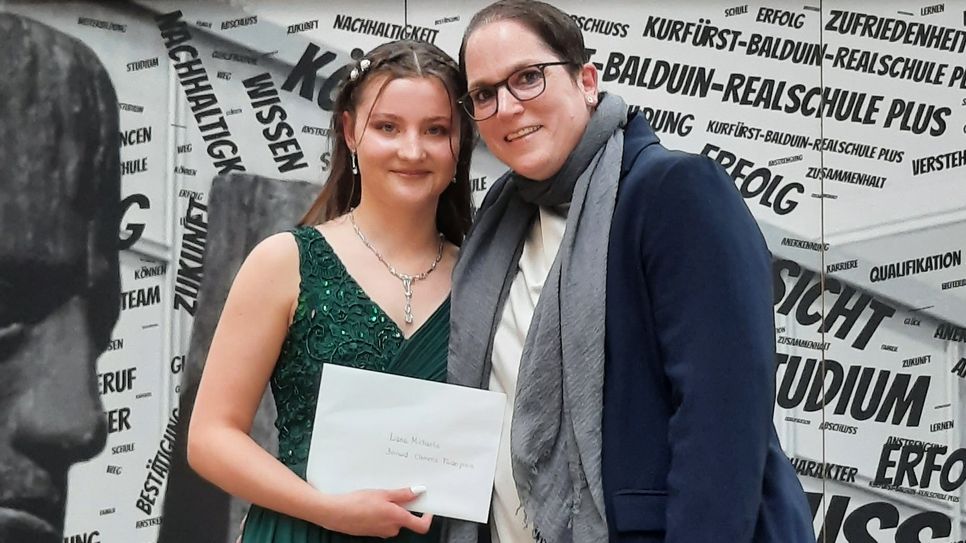 Schulleiterin Marianne Schönhofen (rechts) überreicht Liana Michaelis den Bernard-Clemens-Förderpreis für den besten Realschulabschluss.