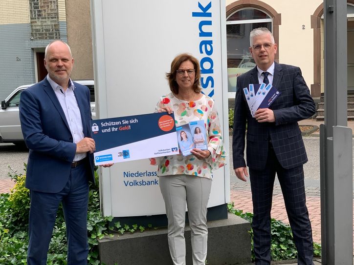 on links: Gerhard Knauf, Marketingleiter der Vereinigten Volksbank Raiffeisenbank, Gabi Jahnen, Mitarbeiterin des Weissen Ring Cochem-Zell und Thomas Welter, Vorstand der Raiffeisenbank Eifeltor.