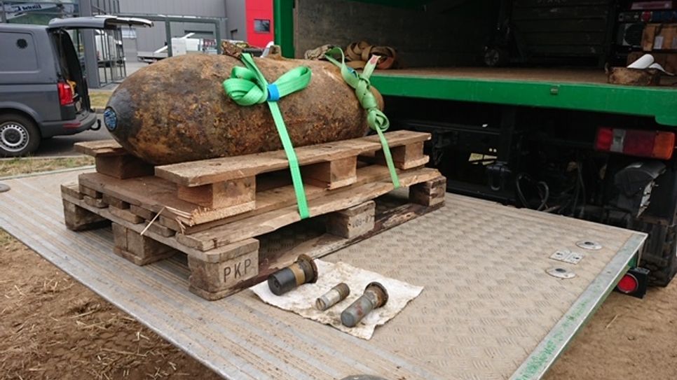 Im Bereich des Euskirchener Bahnhofs ist heute morgen eine amerikanische Fliegerbombe gefunden worden, die erfolgreich entschärft wurde. Das Foto zeigt eine ähnliche Bombe, die im Juni 2019 in Euskirchen unschädlich gemacht wurde. Symbolfoto: Scholl