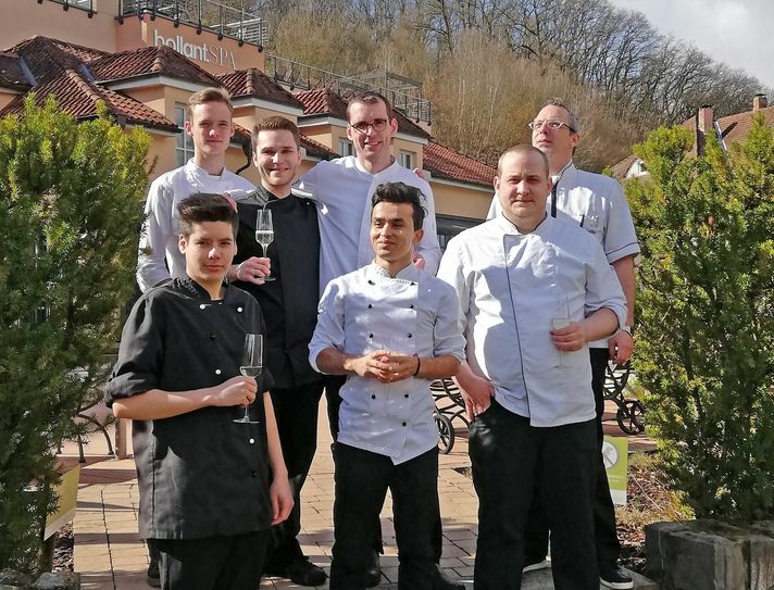 Küchenchef Philipp Helzle (hinten, Mitte) und sein Team sind begeistert, dass Küche und Service des Feinschmecker-Restaurants "Jungborn" auch im Jahr 2020 mit einem Michelin-Stern glänzen dürfen. Foto: BollAnts