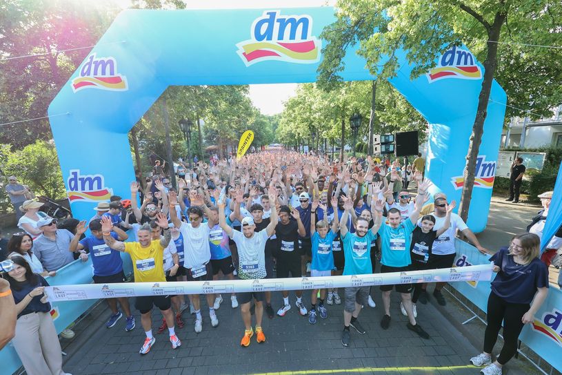 Super Stimmung schon vor dem Start: 5 337 Läuferinnen und Läufer waren in diesem Jahr beim dem Firmenlauf dabei.