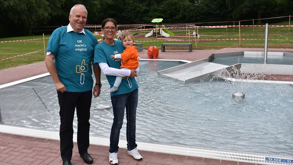 Yvonne Pick-Becker überzeugt sich mit ihrer kleinen Tochter Mina und Georg Dräger vom Stand der Arbeiten im Freibad Idarwald in Rhaunen.