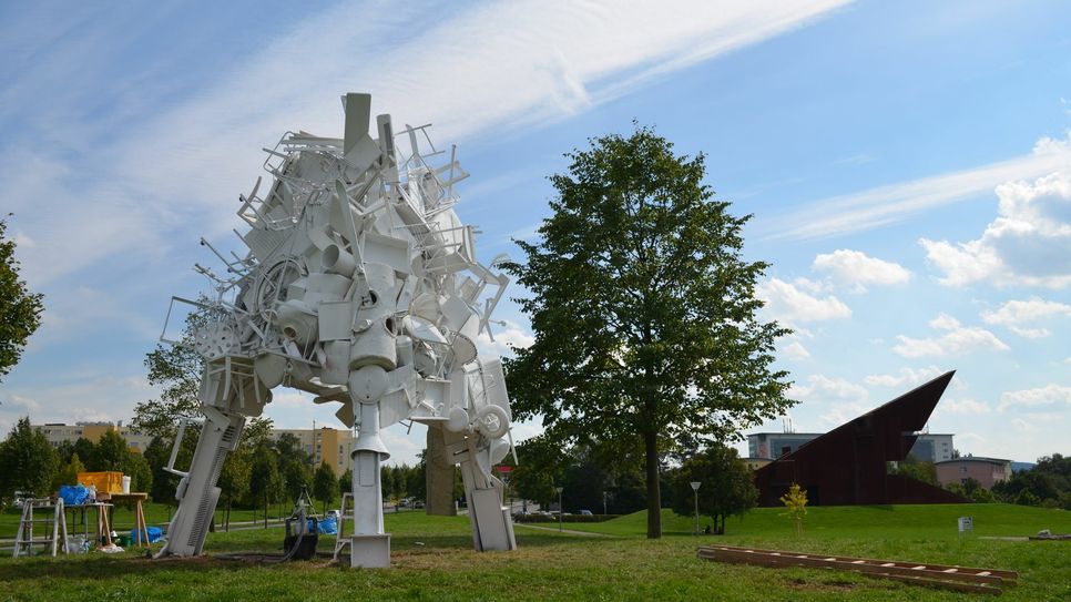 Die Skulptur des Künstlerduos Polybros während der Aufbauphase in der vergangenen Woche. Im Hintergrund der Turm Luxemburg als KontrastFoto: Neumann