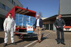 OB Leibe (Mitte) und Feuerwehrchef Andreas Kirchartz (rechts) nehmen die Schutzanzüge in Empfang. Links ein Feuerwehrmann im Schutzanzug. Foto: Presseamt Trier