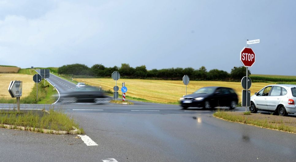 Ampelanlage oder Kreisverkehr? Vielleicht wird es am Ende sogar eine Brücke. Die heftigen Proteste aus der Bevölkerung gegen eine Ampelanlage an der Deponie-Kreuzung der B 266 haben nun auch die Politik auf den Plan gerufen. Und es gibt Überlegungen, den Verkehrsfluss mit einem Brückenbauwerk sicherzustellen. mn-Fotos