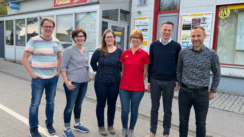 Die Konsumgenossenschaft Eicherscheid führt mit viel Engagement die Dorfläden in eine gute Zukunft. Der Vorstand mit Achim Wagemann, Katrin Förster (l.) und Stefan Schroiff (r.) wurde um Michael Schilde (2.v.r.) erweitert. Stefanie Schütt-Towey (Eicherscheid, 3.v.l.) und Heike Heinrichs (Rott, 4.v.l.) sind die neuen Filialleitungen - ihre Vorgängerinnen gehören mit Rat und Tat weiter dem engagierten Verkäufer-Team an.