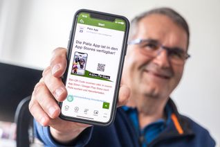 Das ist sie: Der Vorsitzende Ulrich Burggraf zeigt die neue App, mit der der Partnerschaftsverein Piéla-Bad Münstereifel seine digitale Kommunikation weiter ausbauen möchte.