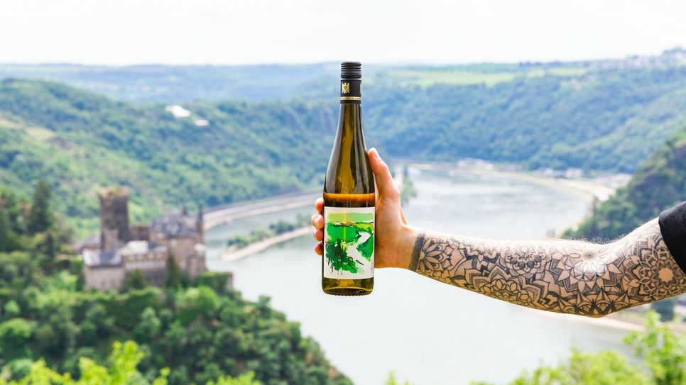 Gesucht wird 2024 ein fruchtsüßer Riesling aus den Weinlagen des UNESCO Welterbes Oberes Mittelrheintal. Der Wein wird durch eine Fachjury ausgewählt.