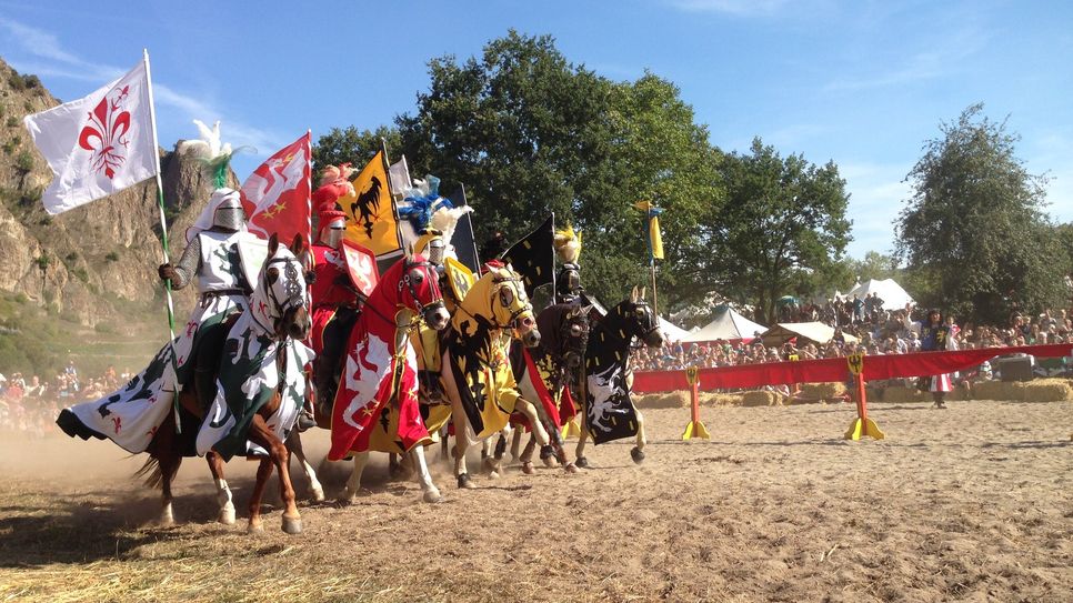 Mit wehenden Fahnen: Die Ritter von Ebernburg" sorgen am Samstag- und Sonntag für Mittelalter-Action.