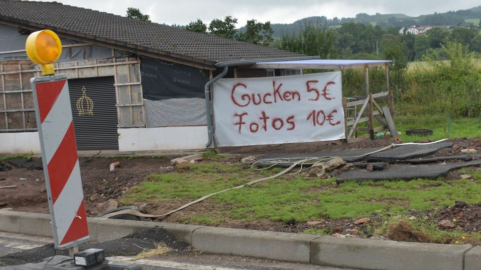 Manchmal hilft Sarkasmus einfach – wie hier bei Niederbettingen. Doch auch ohne Gucken und Fotografieren spenden viele Menschen für die Hochwasseropfer. Foto: Mager