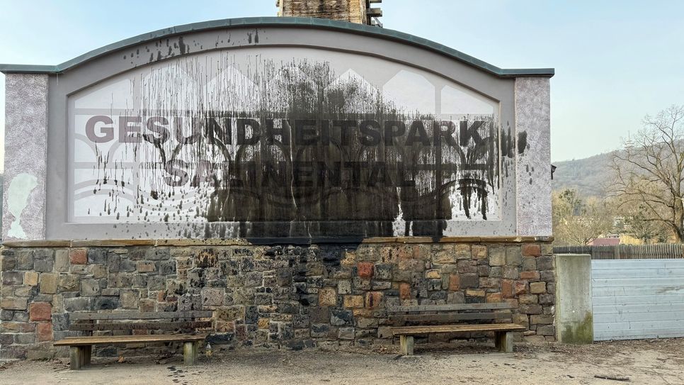 Unbekannte haben das Wandbild des Gradierwerks Nummer vier im Salinental massiv mit Öl verschmutzt. Die Stadt bittet mögliche Zeugen darum, Hinweise auf die Täter zu melden.