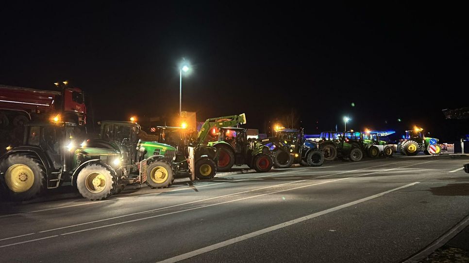 In Fischbach (Kreis Birkenfeld) formieren sich die Landwirte mit ihren Traktoren am frühen Morgen.