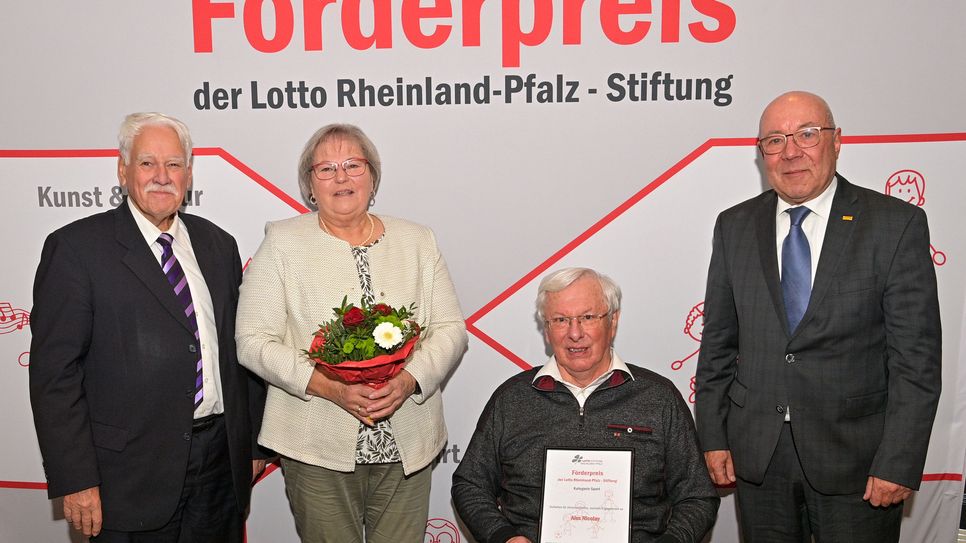 Alex Nicolay und seine Frau, eingerahmt von Magnus Schneider (rechts, Vorsitzender der Lotto-Stiftung) und Walter Desch (links, stellvertretender Vorsitzender der Lotto-Stiftung).