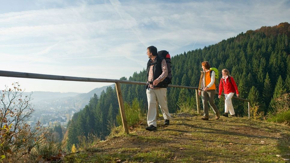 Der Eifelsteig gehört zu den fünf besten deutschen Fernwanderrouten im Lande. Hier sind Wanderer an der Kuckucksley bei Gemünd unterwegs. Foto: ET