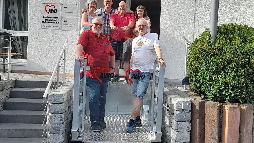 Klaus Gewehr (Vorsitzender), Britta Linn (Leiterin der Kurberatungsstelle), Manfred Schneider (stellv. Vorsitzender), Sven Linn (stellv. Vorsitzender), Andrea Gewehr (Kassiererin) und Bernd Hasselbach (stellv. Vorsitzender) zeigen den neuen Lift.