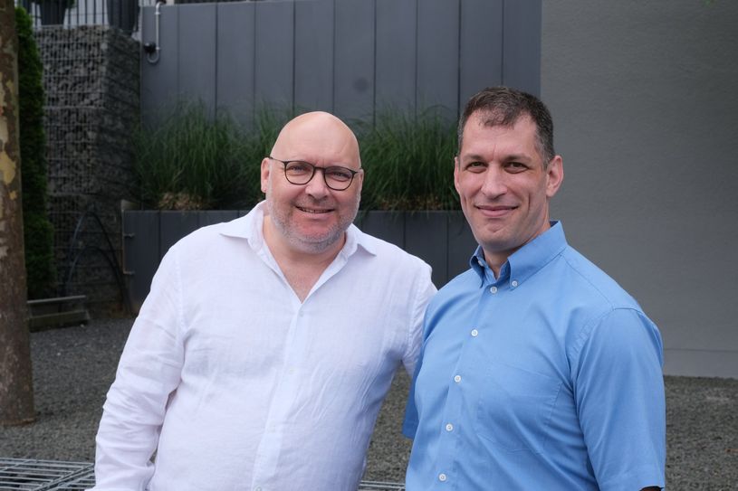 Peter Schömer (links) mit Achim Marx (rechts), Mitarbeiter der ersten Stunde und seit diesem Jahr im Vorstand der "telenetwork".