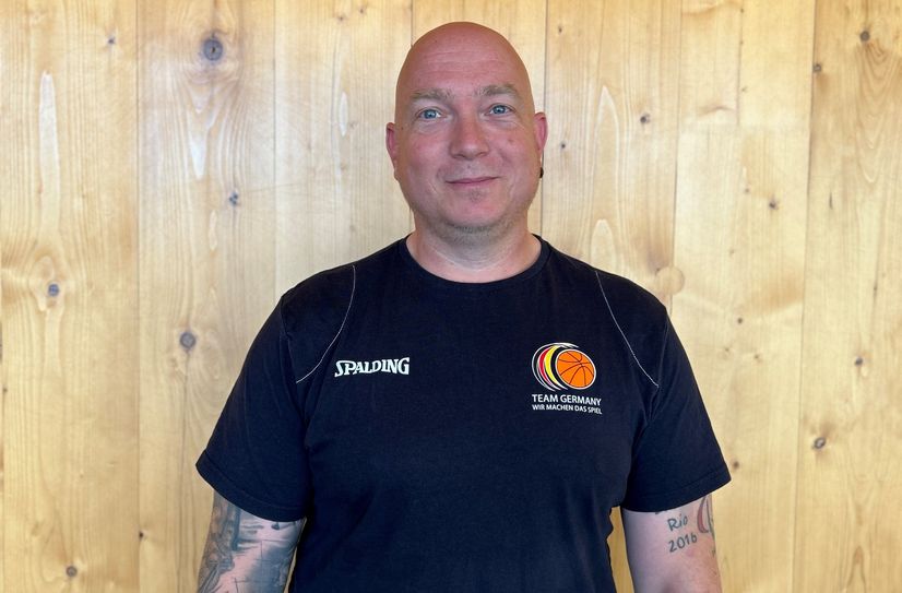 Dirk Passiwan (48) ist ein deutscher Rollstuhlbasketballspieler und Trainer bei den Doneck Dolphins Trier. Seit Oktober 2021 ist der ehemalige Nationalspieler zudem Bundestrainer der deutschen Damen-Nationalmannschaft im Rollstuhlbasketball.