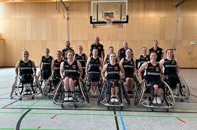 Die Nationalmannschaft der Rollstuhlbasketballerinnen für die Paralympics 2024 mit ihrem Trainer und Betreuerteam.