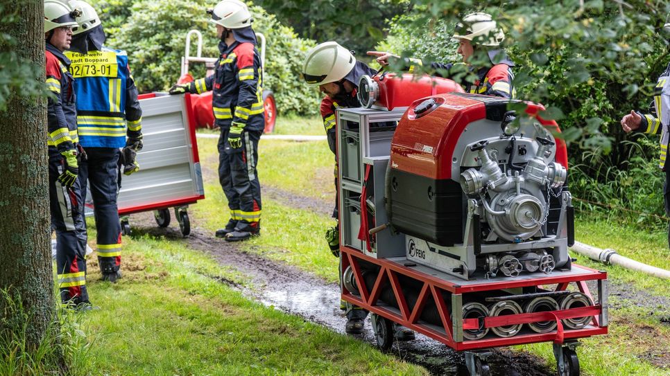 Spezielles Material zur Waldbrandbekämpfung wird zum Einsatzort transportiert.