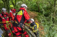 Auch die Höhenretter der Feuerwehr Boppard waren bei der Übung dabei: Hier seilen sie zur Brandbekämpfung einen Feuerwehrmann mit Löschrucksack am Steilhang ab.