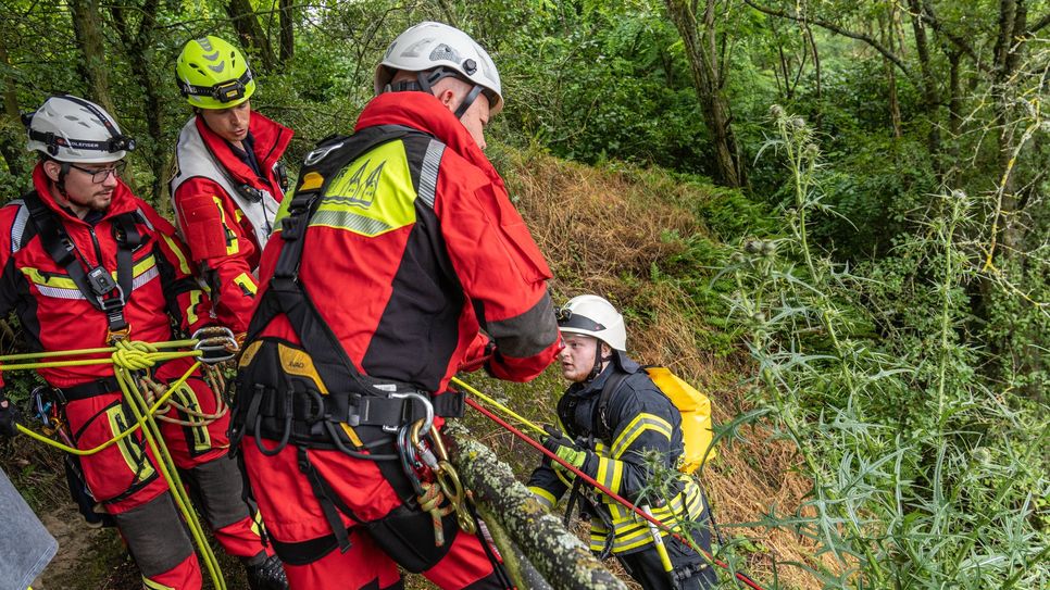 Auch die Höhenretter der Feuerwehr Boppard waren bei der Übung dabei: Hier seilen sie zur Brandbekämpfung einen Feuerwehrmann mit Löschrucksack am Steilhang ab.