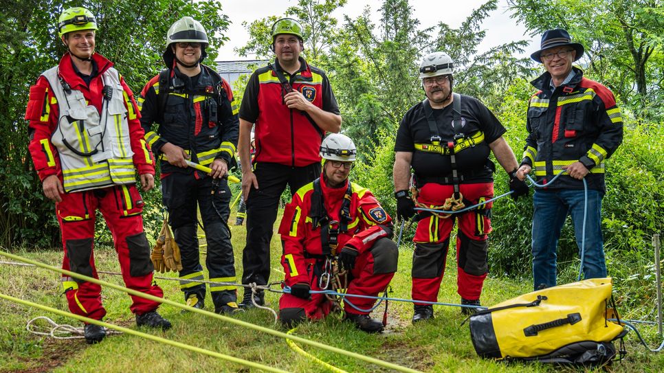 Boppards Bürgermeister Jörg Haseneier (rechts) verschafftes sich vor Ort einen Eindruck vom Verlauf der Übung, hier mit Kräften aus der Höhenrettung der Feuerwehr Boppard.