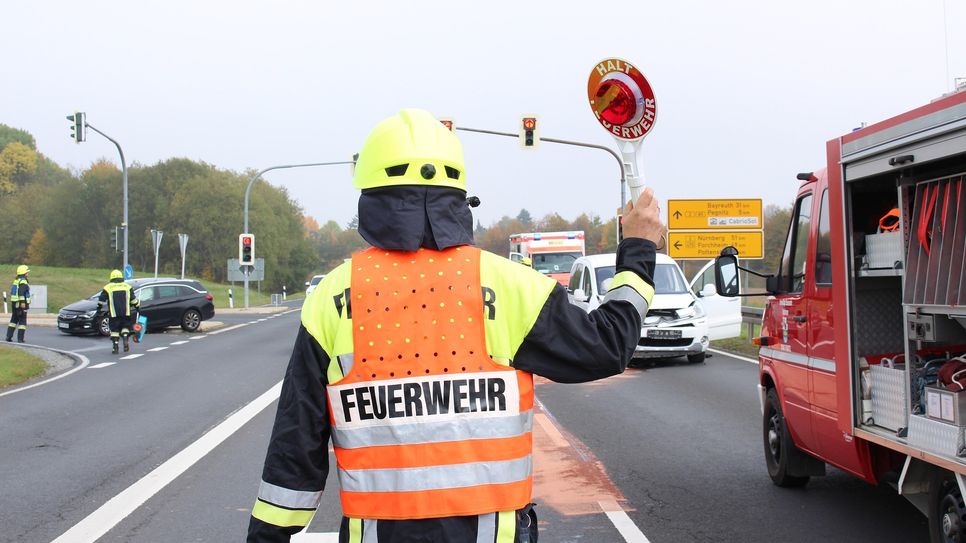 Glück im Unglück: Die zwei beteiligten Pkw erlitten zwar Totalschäden, allerdings wurde bei dem Crash niemand verletzt.