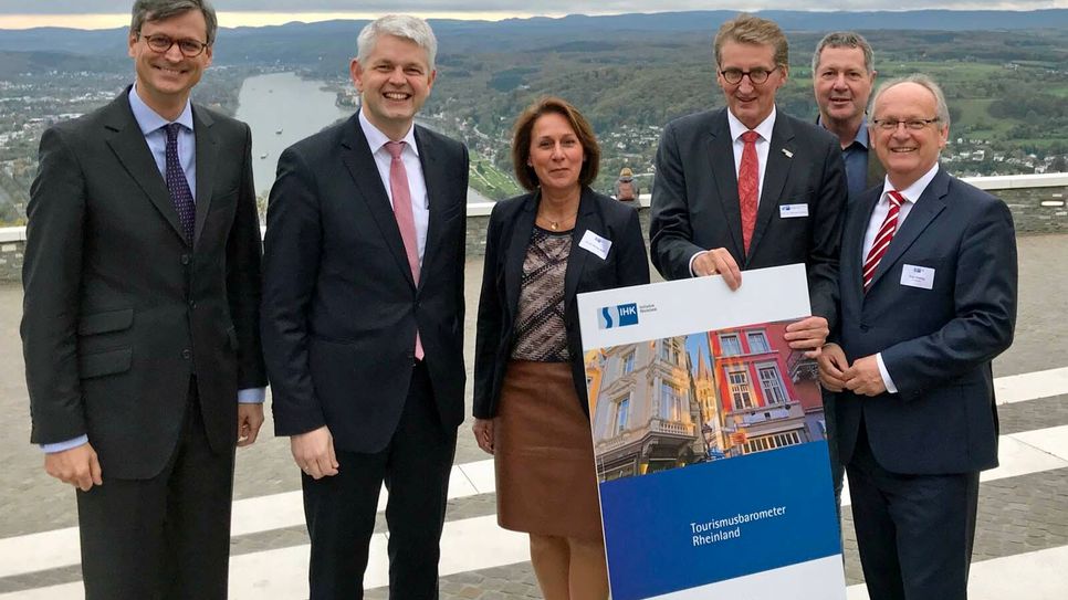 Blick auf das Tourismusland am Rhein, insbesondere im Linksrheinischen: (v.l.) Dr. Hubertus Hille (IHK), Staatssekretär Christoph Dammermann (NRW-Landwirtschaftsministerium), Nicole Westig (Bundestag), Professor Stephan Wimmers (IHK), Peter Wirtz (Bürgermeister Königswinter) und Fritz Rötting (Geschäftsführer IHK Aachen) trafen sich am Drachenfels, um die Ergebnisse des ersten »Tourismusbarometers Rheinland« zu besprechen.Foto: IHK Aachen