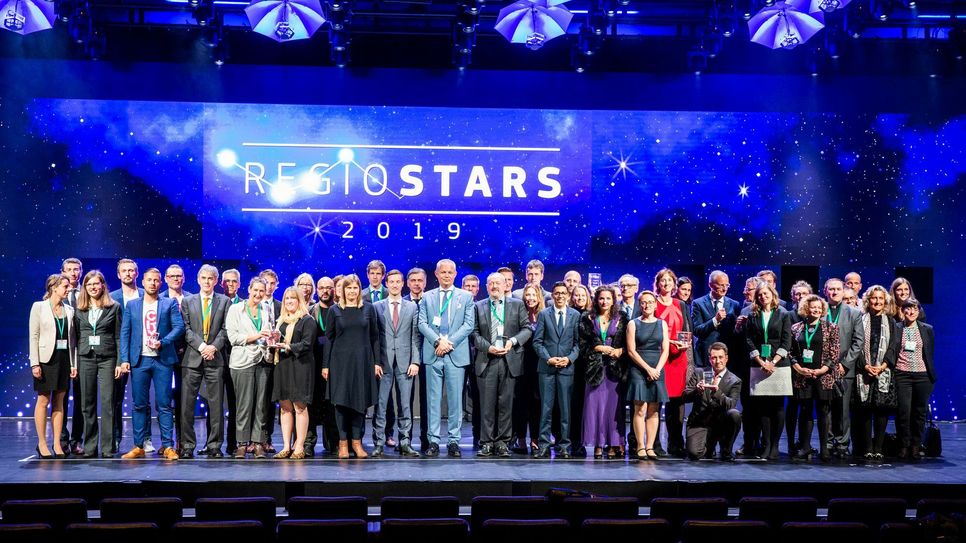 Die Preisverleihung der RegioStars 2019 fand vergangene Woche in Brüssel statt. Stellvertretend für das Projekt "Energiewaben GR" haben Horst Juri, IZES aus Saarbrücken, und Maëlle Berthelemy, Referentin Kommunikation für das EU-Förderprogramm INTERREG V A Großregion, den Preis entgegen genommen. Foto: FF