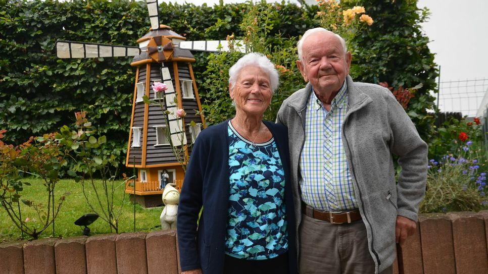 Katharina und Fritz Schriever lieben ihren Garten am Wohnhaus auf Hargard und sind froh, ihr gemeinsames Leben bereits 65 Jahre genießen zu können. Foto: T. Förster