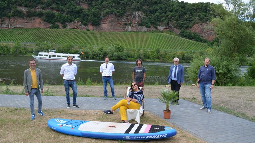 Vorstellung des Konzeptes vor Ort an der Mosel: v.l. Kulturdezernent Thomas Schmitt, Andreas Schuld, Alexander Brittnacher, Frank Naerger (Trick17), Christine-Petra Schacht (sitzend, StadtGrün), Baudezernent Andreas Ludwig und Christian Thesen (StadtGrün). Foto: Kreller