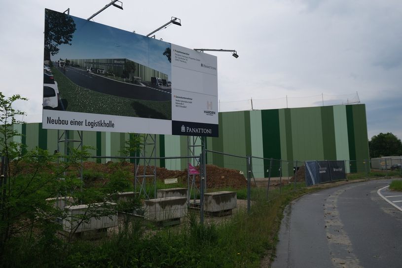 Im B Shelterbereich auf dem Flugplatz Bitburg baut Panattoni aktuell ein großes Logistikgebäude. In der Halle sollen Produktionsteile für die Automobilindustrie gelagert werden. Auftraggeber ist ein international führender Automobilzulieferer, der bereits Standorte in der Region hält. Für die Immobilie sind über 30.000 m² Hallenfläche, 1.109 m² Büro- und Sozialfläche sowie 463 m² Lager-Mezzaninfläche vorgesehen.