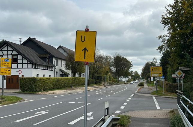 In sieben Bauabschnitten über zwei Jahre wird die Ortsdurchfahrt Konzen (B258) saniert und umgestaltet. Aktuell baut der Landesbetrieb Straßenbau Nordrhein-Westfalen an der Blumgasse in Konzen eine Querungshilfe an der Einmündung auf die Trierer Straße (B258). Daher ist die Blumgasse im Einmündungsbereich bis voraussichtlich Samstag, 19. Oktober, vollgesperrt.