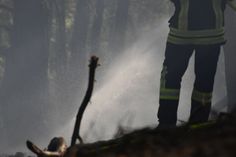 Bis gegen Mitternacht waren 135 Feuerwehrleute damit beschäftigt, die beiden Waldbrände zu löschen. Foto: Christian Blumenthal/Feuerwehr Heimbach