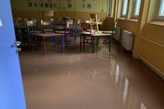 Zahlreiche Räumlichkeiten der Grundschule in Zell liefen durch einen Hangrutsch voller Wasser.  Jetzt mus ein Gutachter klären, wie die Schäden saniert werden können. Fotos: VG Zell