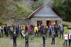 Die Helferinnen und Helfer der Freischneide- und Pflegeaktion des Schiefervereins vor dem im Jahre 2015 rekonstruierten Spalthaus auf der Herrenwiese im Kaulenbachtal.