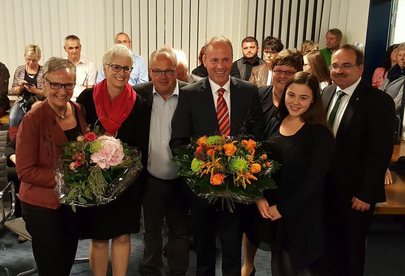 Kurz vor 21 Uhr konnten am Sonntagabend die Blumensträuße überreicht werden. Hermann-Josef Esser ist neuer Kaller Bürgermeister.