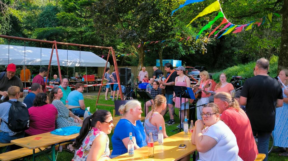 Die Bewohnerinnen und Bewohner von Kloster Ebernach genossen bei strahlendem Sonnenschein ein buntes Kirmesprogramm mit Spiel, Spaß und Musik.