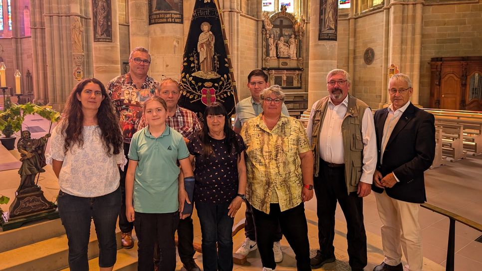 Der Vorstand der Böttcher- und Weinküfer-Innung Mosel-Saar-Ruwer samt Familienmitgliedern in der Liebfrauen-Basilika in Trier. Johannes Lorscheider (2. v. r.) gab das Amt des Obermeisters an Markus Benzmüller (2. v. l.) ab. Mit dabei auch Handwerkskammer-Präsident Rudi Müller (rechts). Im Hintergrund die 130 Jahre alte Innungsfahne.