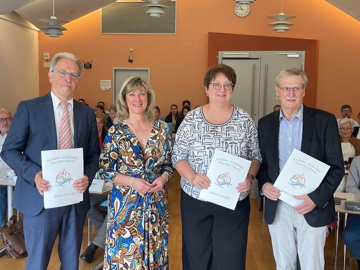 Landrätin Anke Beilstein mit ihren neuen Stellvertretern Hans-Joachim Mons, Bettina Salzmann sowie Siegfried Niederelz.